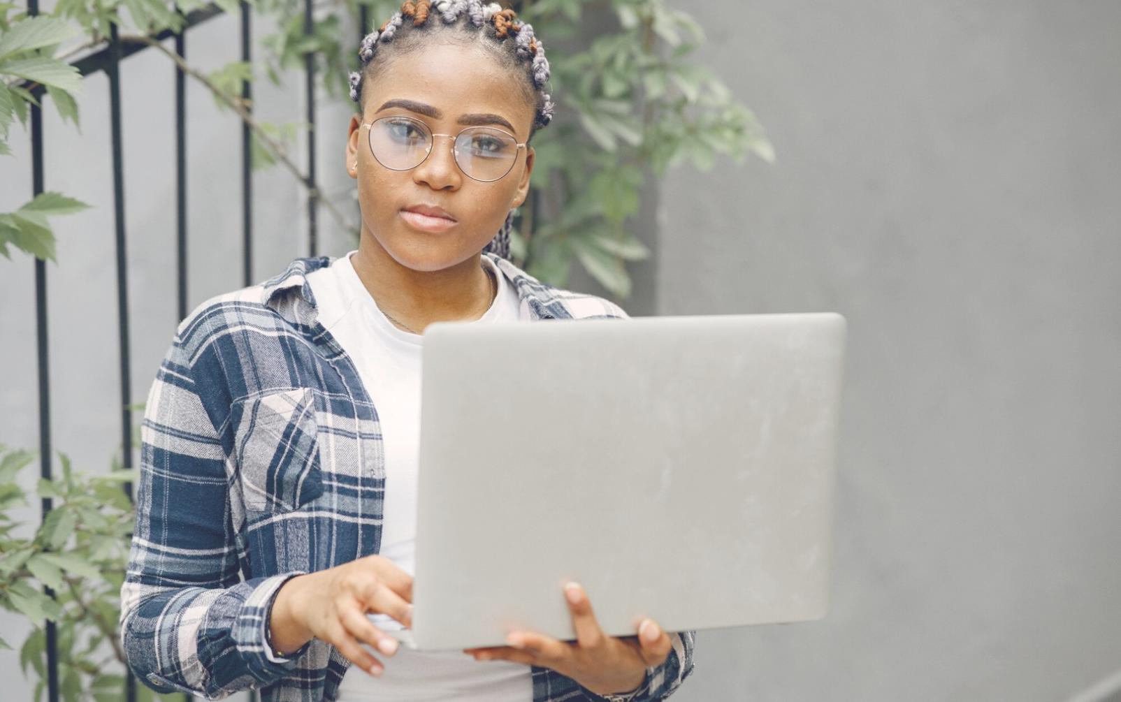 Espace de travail professionnel avec analyse financière